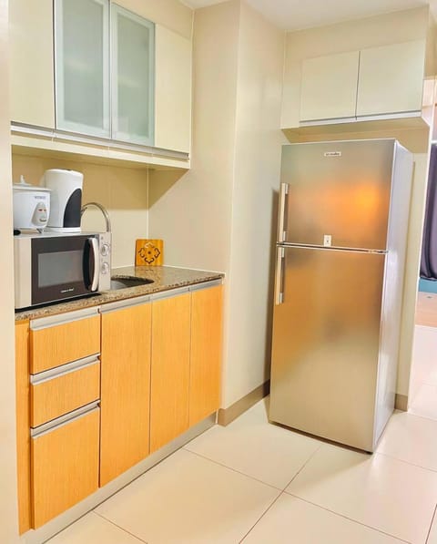 Kitchen or kitchenette, minibar, stove