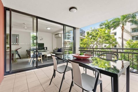 Resort Living - 10mins CBD - 2Bed / 2Bath / 1Car Apartment in Kangaroo Point