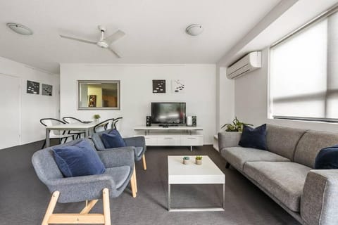 Resort Living - 10mins CBD - 2Bed / 2Bath / 1Car Apartment in Kangaroo Point