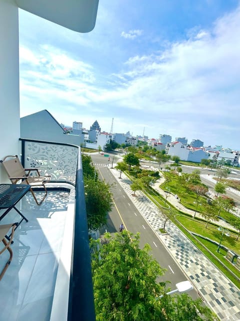 View (from property/room), Balcony/Terrace, Quiet street view