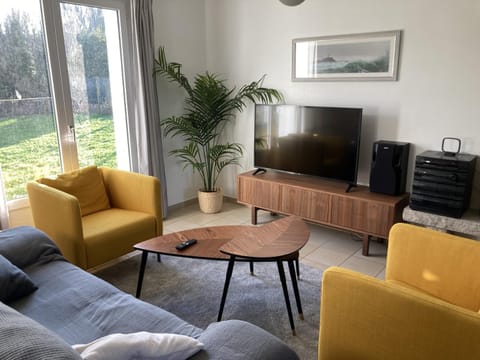 Communal lounge/ TV room, Living room