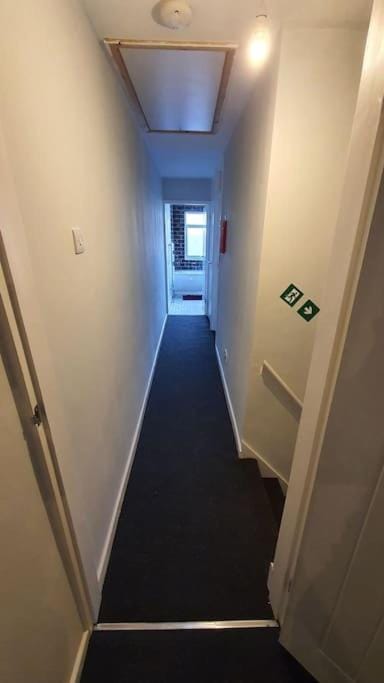 Contractors-City Centre-Parking-Sleeps 9 -Smart TV, 2 Toilets! House in Coventry