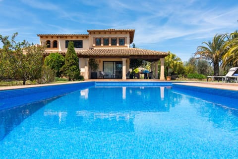 Property building, Day, Pool view, Swimming pool, sunbed