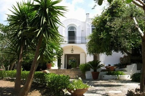 Property building, Facade/entrance, Garden, Garden view