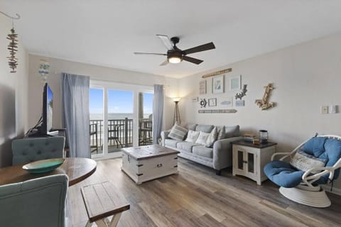 Gorgeous views, Oceanfront, Pool,The Driftwood! Appartement in North Topsail Beach