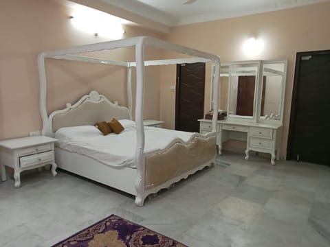 3-Bedroom Elegant and Spacious AC Apartment only for families, Prime Location, Just 100m from Main Road! Condo in Hyderabad