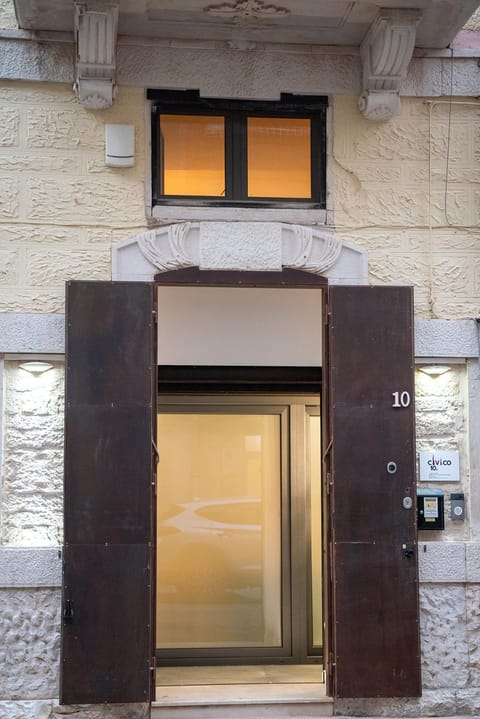 Facade/entrance