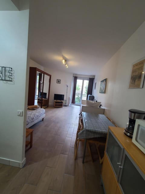 Bed, Living room, Photo of the whole room, Dining area, Bedroom