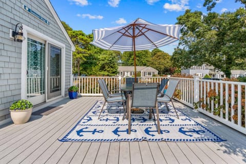 Family Retreat West Harwich with deck and large backyard House in Harwich