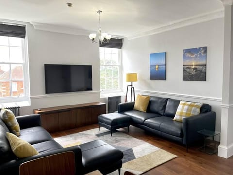 Communal lounge/ TV room, TV and multimedia, Living room, Seating area, Evening entertainment