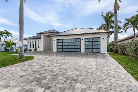 Minutes to the River! Dock, Tiki Hut, Heated Pool & Spa and AWE! - Casa Luxe Palmera - Roelens Maison in Cape Coral