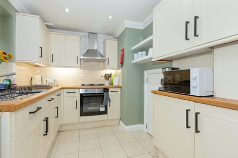 Quaint 3 bedroom Cottage with Private Parking by Eagle Owl Property Casa in Worthing