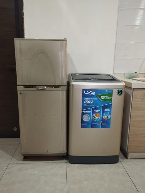 Kitchen or kitchenette, oven, washing machine, dryer