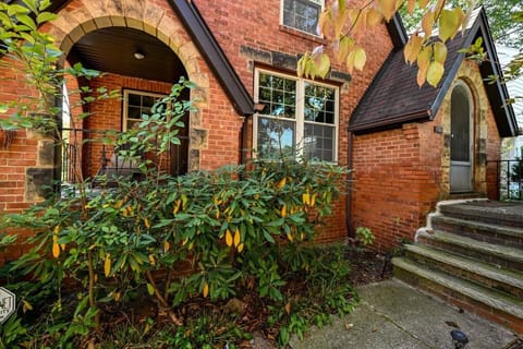 SuperHost PLUS ~ Designer Inspired Boynton Bungalow House in Cleveland Heights