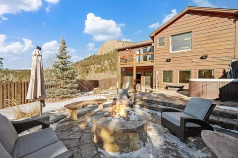 Lone Rock Mountain Retreat w Views & Private Lake Haus in Bailey