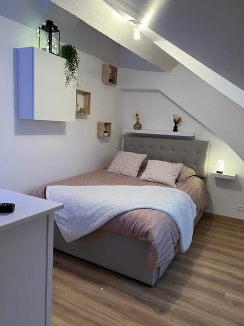 Bed, Photo of the whole room, Bedroom