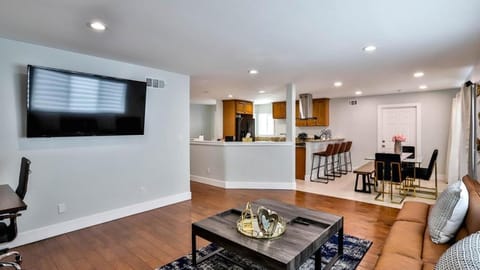 H&H Modern Lux 4BD 1 King Suite 3 Queen SoCal Disney Maison in Westminster