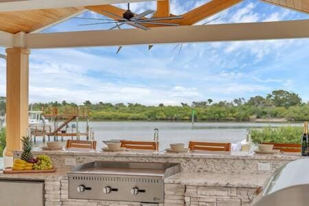 Infinity Pool Paradise I Luxe Waterfront Living House in Edgewater