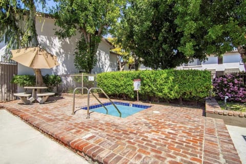 Collinswood room with private bathroom in shared apartment Location de vacances in Tarzana