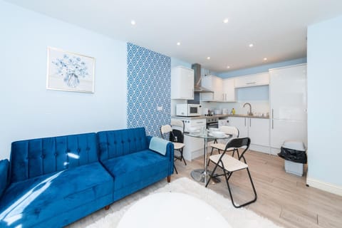 Kitchen or kitchenette, Living room, Seating area, Dining area, minibar, stove