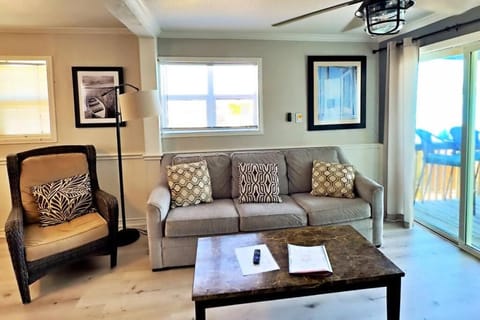 Zeus' Retreat: Your Ultimate Oceanfront Getaway Haus in Surfside Beach