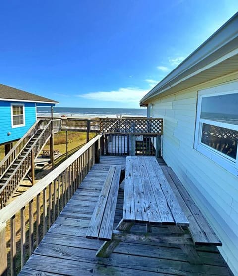 Zeus' Retreat: Your Ultimate Oceanfront Getaway Haus in Surfside Beach