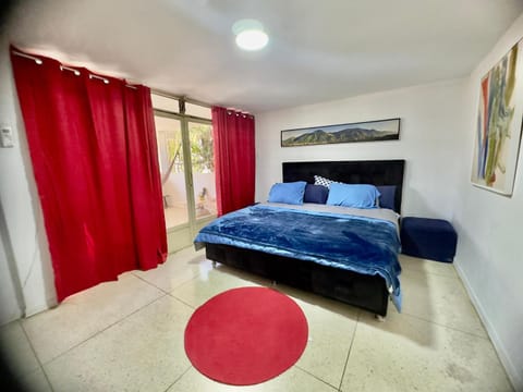 Amplio apartamento renovado con 3 habitaciones, 3 baños, terrazas, Smart TV y wifi incluidos Condo in Caracas