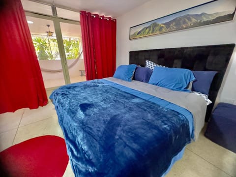 Amplio apartamento renovado con 3 habitaciones, 3 baños, terrazas, Smart TV y wifi incluidos Condo in Caracas