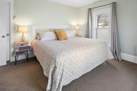 Pioneer Vacation Rentals - Pioneer North Suite downtown Ashland House in Ashland