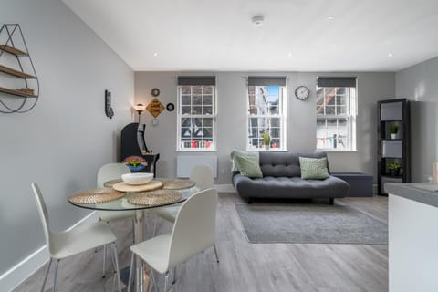 Luxury Flat with private terrace in the Heart of Kingston Apartment in Kingston upon Thames