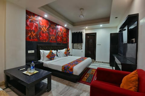 Communal lounge/ TV room, Bed, TV and multimedia, Living room, Photo of the whole room, Seating area, Evening entertainment, Bedroom, wardrobe