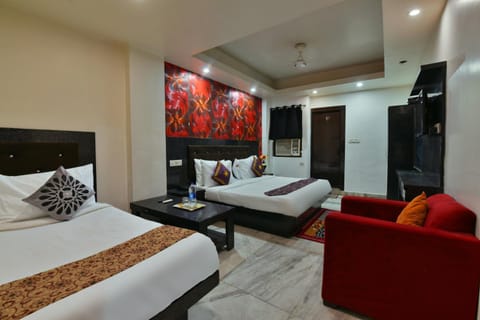 Bed, TV and multimedia, Living room, Photo of the whole room, Seating area, Bedroom