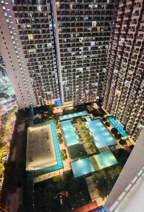 Jazz residence a2 Central Makati Poolview Balcony Wifi Apartment in Makati