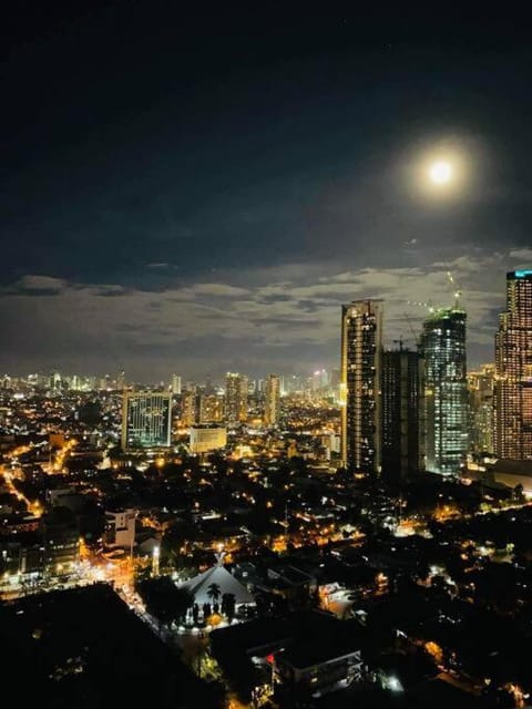 Jazz residence a2 Central Makati Poolview Balcony Wifi Apartment in Makati