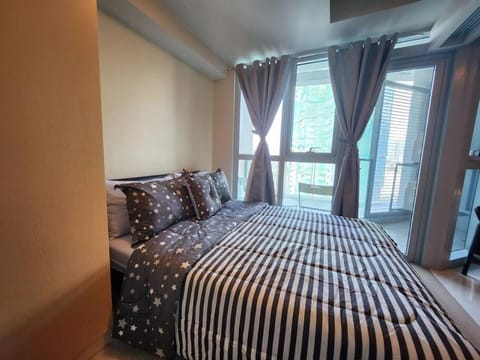 BGC Cosy Spacious 1BR Uptown Parksuites with Balcony City View Apartment in Makati