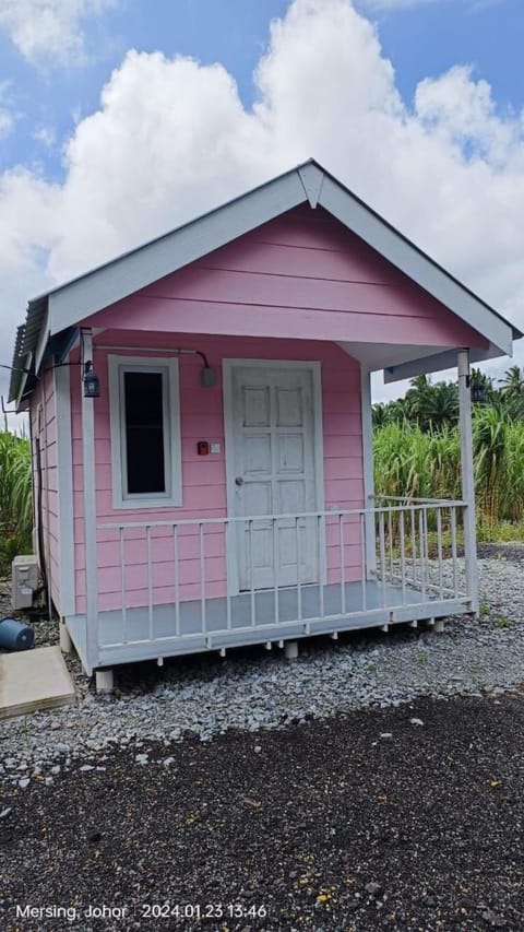 Kabin Pink Chalet in Mersing