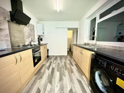 Spacious Accommodation for Contractors and Families 4 Bedrooms, Sleeps 8, Smart TV, Netflix, Parking, Only 20 Minutes to Birmingham, M6 J9 Apartment in Walsall