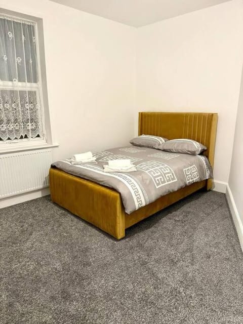 Spacious Accommodation for Contractors and Families 4 Bedrooms, Sleeps 8, Smart TV, Netflix, Parking, Only 20 Minutes to Birmingham, M6 J9 Apartment in Walsall