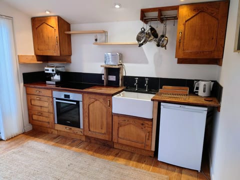 Kitchen or kitchenette, pet friendly, stove