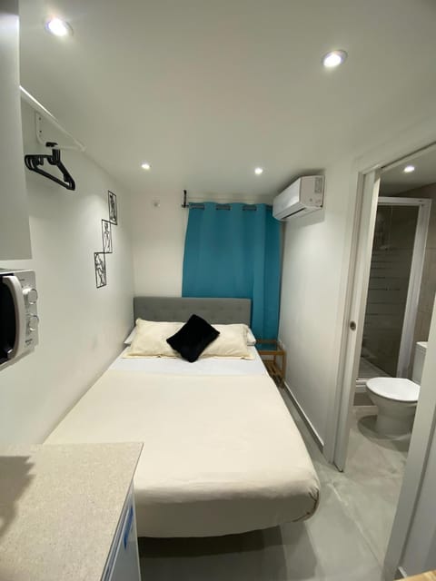 Suites con baño privado frente a la estación de metro L5 Fira Barcelona Condo in L'Hospitalet de Llobregat