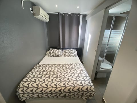 Suites con baño privado frente a la estación de metro L5 Fira Barcelona Condominio in L'Hospitalet de Llobregat