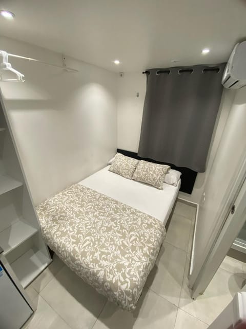 Suites con baño privado frente a la estación de metro L5 Fira Barcelona Condominio in L'Hospitalet de Llobregat