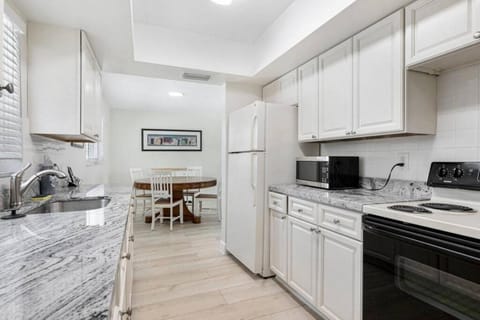 Unit 1 Cozy Updated 1 bedroom with 70 inch smart TV Apartment in Fort Lauderdale