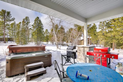 Luxury Lead Cabin with Hot Tub, 6 Mi to Skiing! Casa in North Lawrence