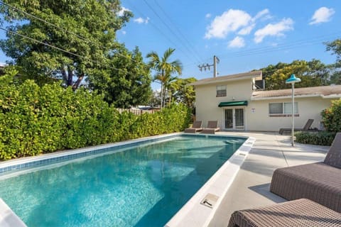 Tropical Pool Loft with SMART TVS Apartment in Fort Lauderdale