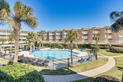 Galveston Vacation Rental - Walk to the Beach! Apartment in Galveston Island