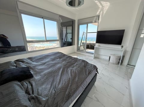 Ashdod Seaview Apartment- דירה אשדוד נוף לים Apartment in South District