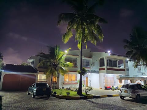 FIVE Bedroom Villa With Swimming Pool In Nyali Links Road Condominio in Mombasa