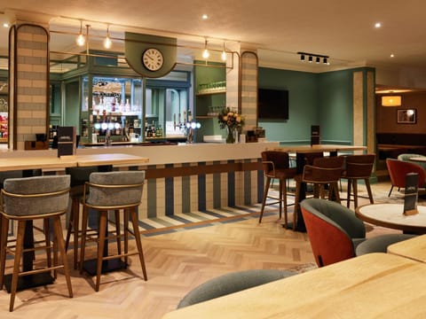 Property building, Lounge or bar, Food and drinks