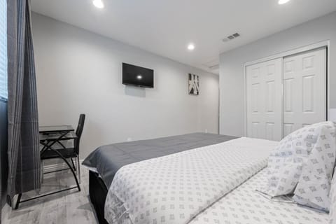 ৎ୭Comfy Bedroom w/office tableৎ୭ Chambre d’hôte in Inglewood